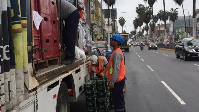 #YoDenuncio: camión descarga productos en plena avenida