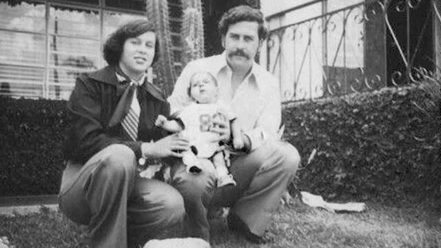 Pablo Escobar y su esposa sostienen juntos a su bebé. Fotos: Álbum familiar