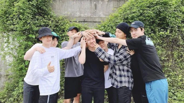Los miembros de EXO junto a D.O el día en que este se enlistó en el servicio militar.