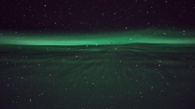 Una banda auroral borrosa y sutil se desplaza pausadamente por el cielo de Finlandia y proporciona una perspectiva inusual. Foto: Nicolas Lefaudeux