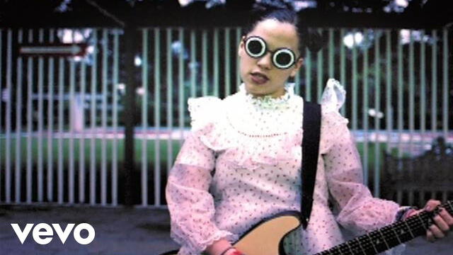 Natalia Lafourcade en el videoclip de 'En el 2000'. (Foto: YouTube)