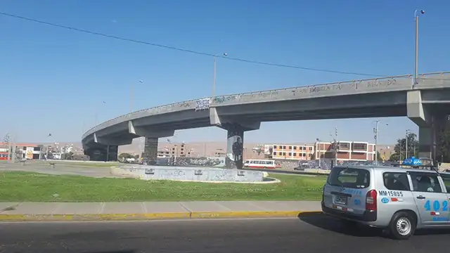 Tacna: joven arriesga su vida subiendo a puente para dejar un mensaje de amor