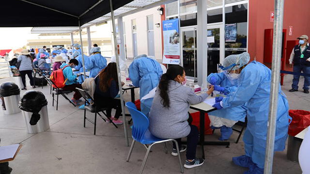 Les practicaron pruebas rápidas de coronavirus en el Complejo Fronterizo Santa Rosa.