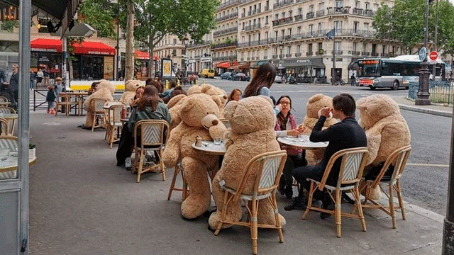 Restaurante de París sentó osos de peluche en las mesas para mantener la distancia social