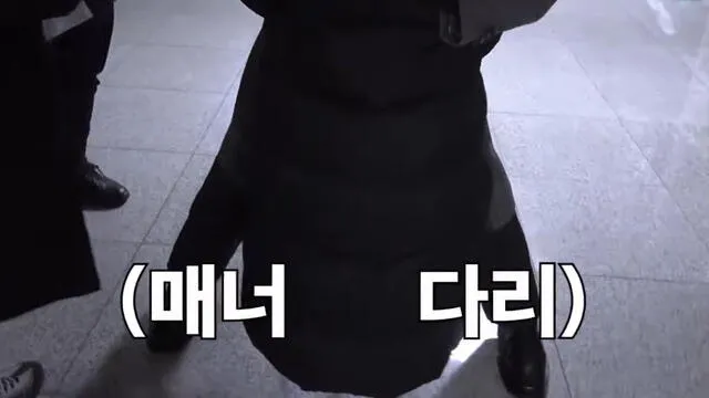Seo In Guk trató de bajar su altura cambiando la posición de sus piernas. Foto: tvN