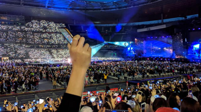 Miles de fans asistieron al concierto de París para ver a BTS