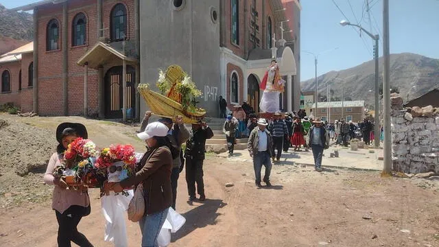 Pobladores inician peregrinación desde la plazoleta de Ichu. Foto: Diario Sin Fronteras.