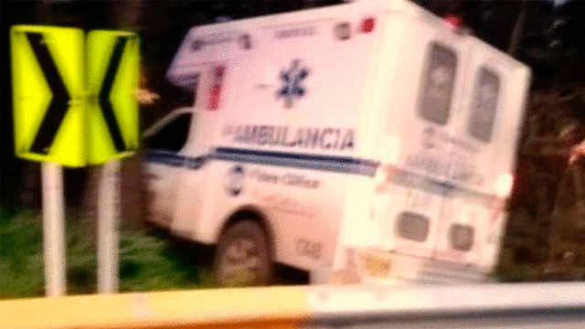 Mujer muere al chocarse ambulancia que la trasladaba