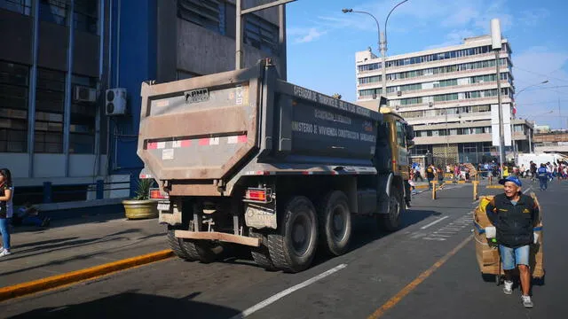 Ministerio de Vivienda envía maquinaria a Mesa Redonda para limpieza y retiro de escombros