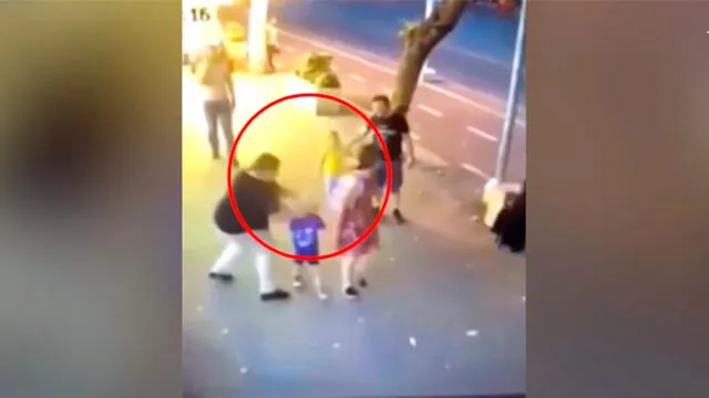 Momento en que la mujer ataca al menor. Captura de video.