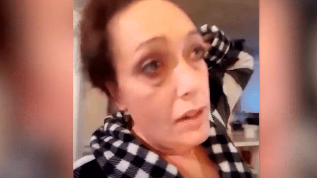 YouTube: Aterradora figura aparece mientras mujer hablaba por videollamada dejándola en shock [VIDEO]
