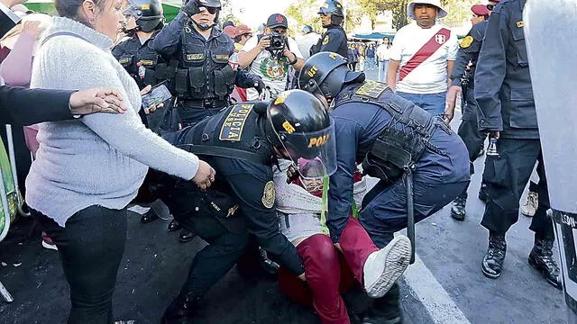 Oposición. Mujer opositora fue cargada por policías.