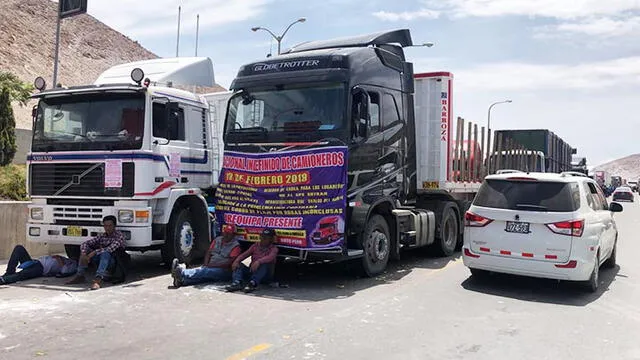 Arequipa: Camioneros bloquearon tramo de la Panamericana Sur de manera indefinida [FOTOS y VIDEO]
