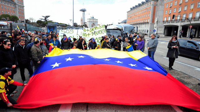 Decenas de venezolanos se manifiestan en Madrid contra el "régimen de Maduro"
