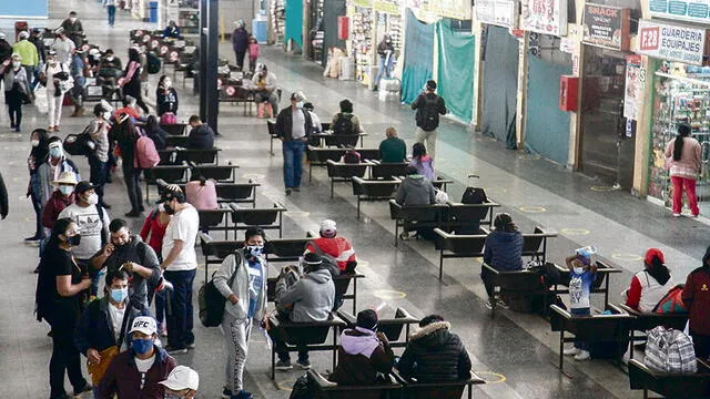 cambios. En terminales de Arequipa hubo regular afluencia de pasajeros. Muchos no pudieron viajar por no tener pruebas negativas de coronavirus.