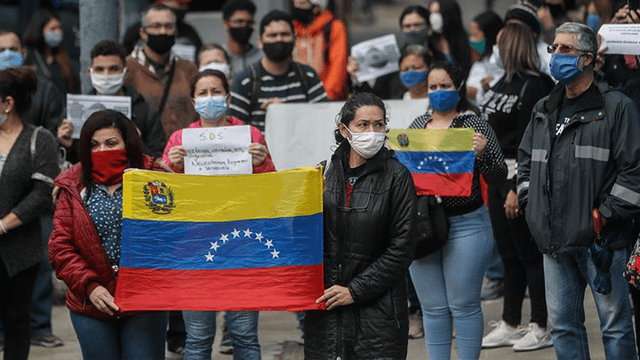 Decenas de Venezolanos varados en argentina se manifiestan frente a la embajada de Venezuela en Buenos Aires. | Foto: Juan Ignacio Roncoroni / EFE