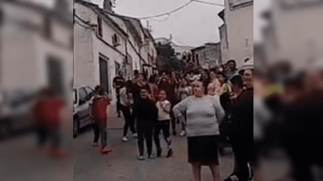 Incumplen distanciamiento social por el coronavirus y arman gran fiesta en un barrio de Andalucía [VIDEO]