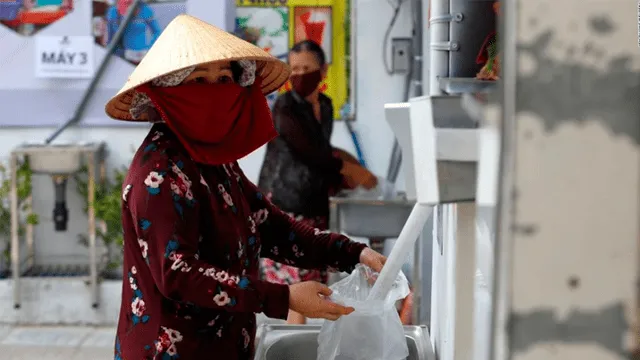 ‘Cajeros automáticos’ ofrecen arroz gratis a personas sin trabajo en Vietnam por la COVID-19