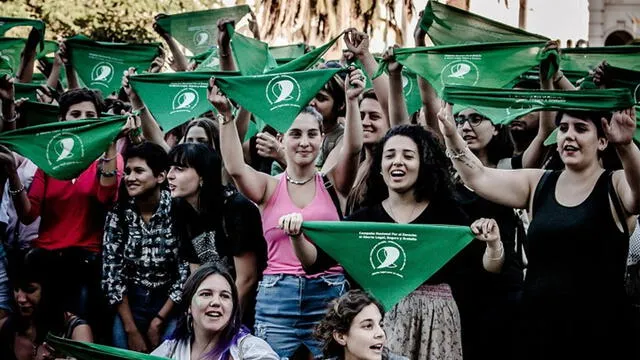 Los pañuelos verdes caracterizan a las personas que apoyan el aborto legal. Foto: Público