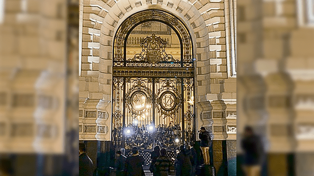 Encerrados. Los reporteros de la prensa nacional e internacional quedaron encerrados en los Pasos Perdidos. Encerrados. Los reporteros de la prensa nacional e internacional quedaron encerrados en los Pasos Perdidos.