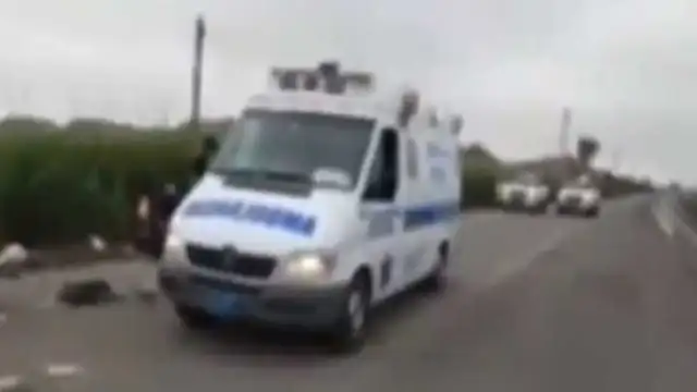 Ambulancia llegó a la zona para recoger a los heridos. Créditos: Captura video.