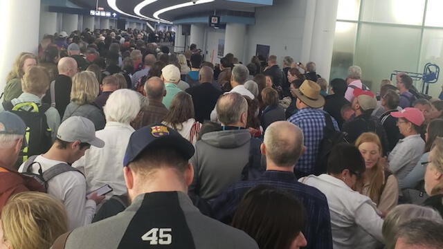 Otra toma de las colas en el Aeropuerto de Chicago. Foto: Internet