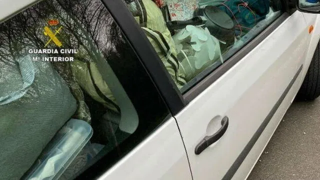 El auto estaba repleto de mochilas, maletas, bolsas y otros objetos. Fuente: Guardia Civil.