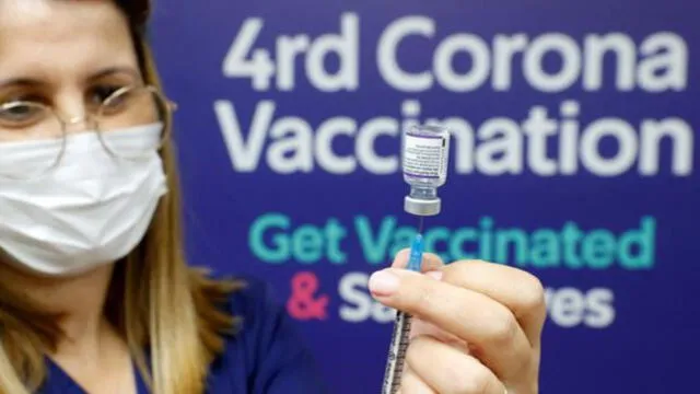 Una enfermera prepara una vacuna contra la COVID-19 en Israel. Foto: AFP