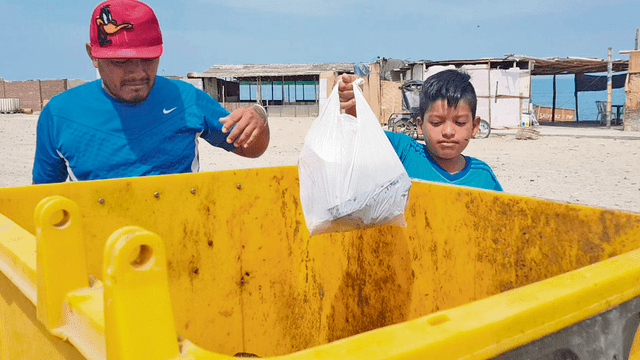 Guerrero. Con una bolsa en mano, Jeiko y su padre recogen los desperdicios que arrojan en las playas de Talara.