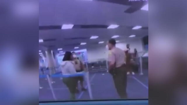 Estados Unidos: Policía golpea a una mujer de color en el aeropuerto después de que esta le dijera ‘negro’
