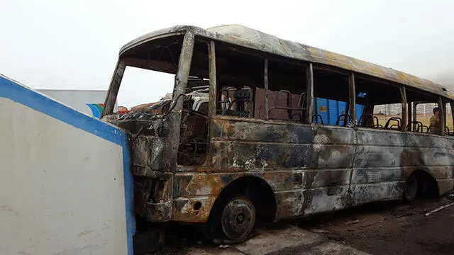 Tacna: Incendio consumió tres vehículos [VIDEO]