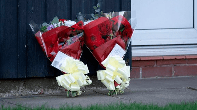 Vecinos dejaron ramos de flores en la puerta de la casa del bebé tras su muerte. (Captura: The Mirror)