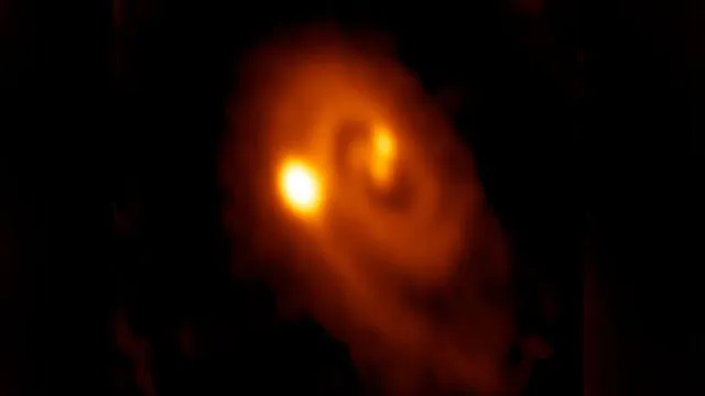Sistema de tres estrellas en formación, en la nube molecular de Perseo, registrado por el radiotelescopio ALMA.