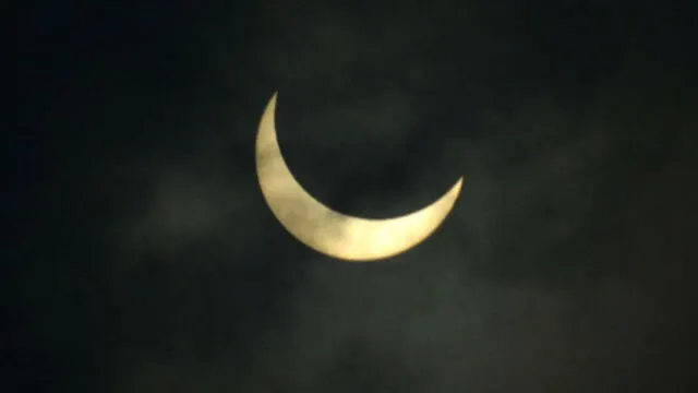 La luna cubre parcialmente el sol durante un eclipse solar anular visto desde Siliguri el 21 de junio de 2020.
