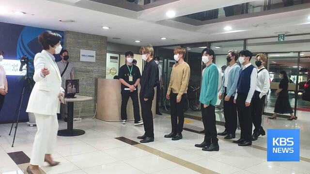 Llegada de BTS a los estudios de News 9 para su entrevista sobre el #1 en Billboard HOT 100. Créditos: KBS