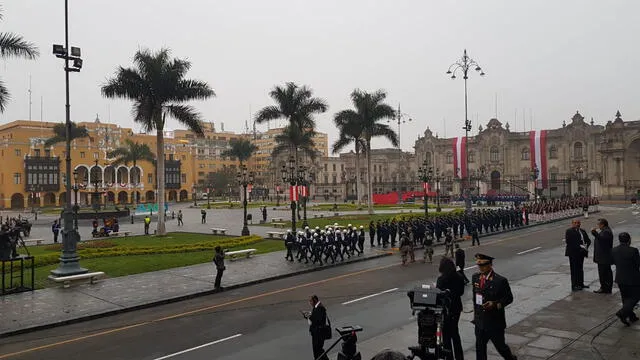 Preparativo de tropas en Plaza Mayor. Foto: Henry Cotos / La República.
