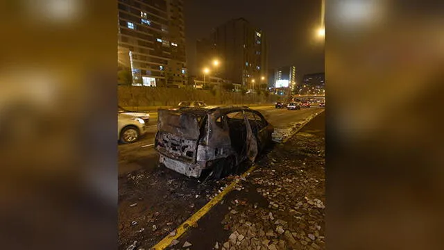 Bomberos lograron controlar el incendio, pero el auto quedó totalmente destruido. (Fotos: Melissa Merino / La República)