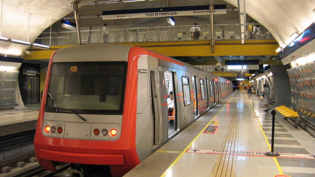 Vista frontal de una estación del Metro de Santiago. Foto: Metro de Santiago