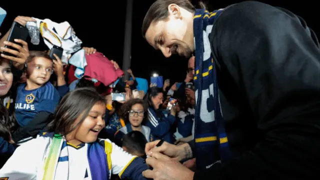 Zlatan Ibrahimovic desató la locura en su llegada a Los Ángeles [FOTOS]