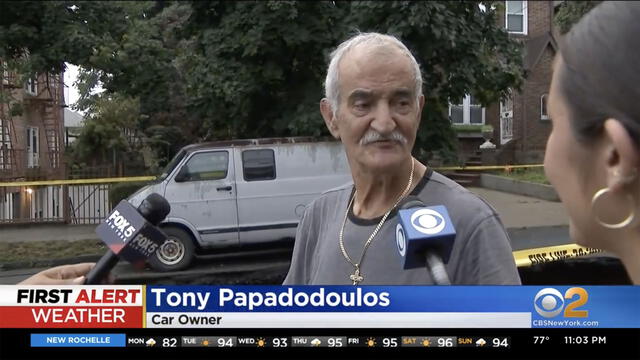 El propietario de la camioneta, Tony Papadodoulos, le dijo a CBS2 que no estaba preocupado porque estaba "vivo". Foto: WCBS-TV