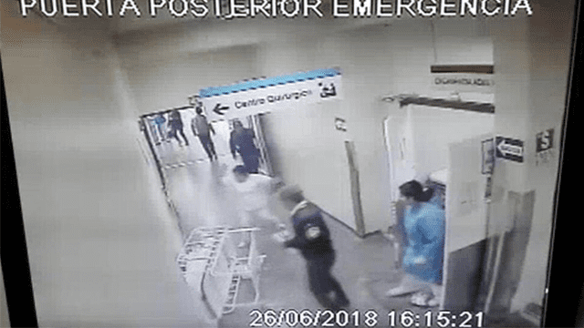 Paciente de EsSalud murió tras caer de camilla en el Hospital Sabogal [VIDEO]