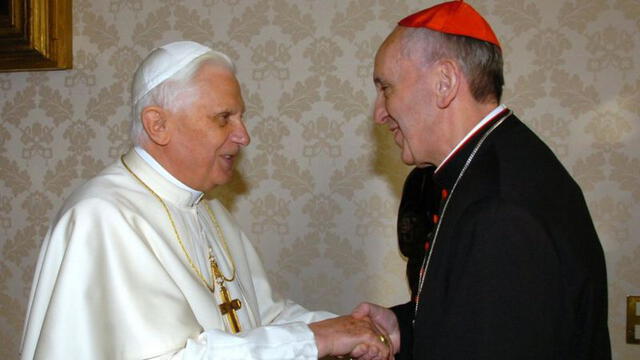 Tanto el Papa Benedicto XVI como el Papa Francisco han mostrado su negativa a que las mujeres se orden como sacerdotes. Foto: AFP