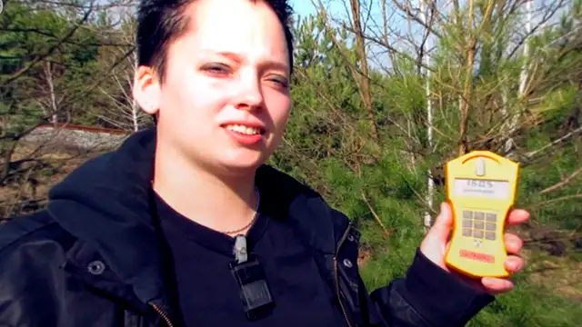 YouTube viral: investigadora arriesga su vida al viajar a Chernóbil para comer manzana radiactiva [VIDEO]