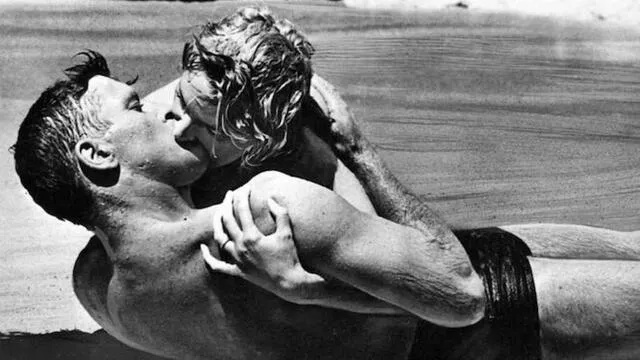 Beso entre Burt Lancaster y  Deborah Kerr en De aquí a la eternidad. FOTO: Instagram / Tomatazos