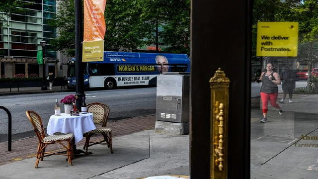 Algunos restaurantes de Gerogia (sureste de EE.UU.) han abierto sus puertas. Foto: AFP.