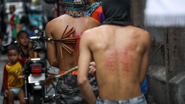 Penitentes en Filipinas se flagelan durante una procesión de Viernes Santo. FOTO: EFE
