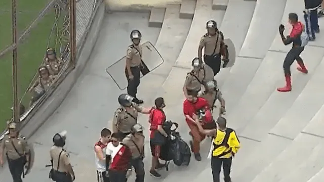 Policía Nacional impidió que hinchas coloquen banderolas en estadio Monumental. Foto: Captura de video