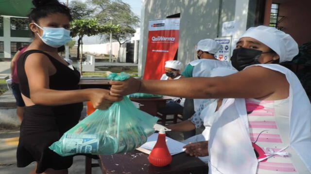 Madres de escolares reciben alimentos que es distribuido por Qali Warma