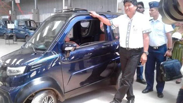 Evo Morales acudió a la inauguración de estos autos que se compraron en su totalidad desde su salida al mercado. foto: La Razón