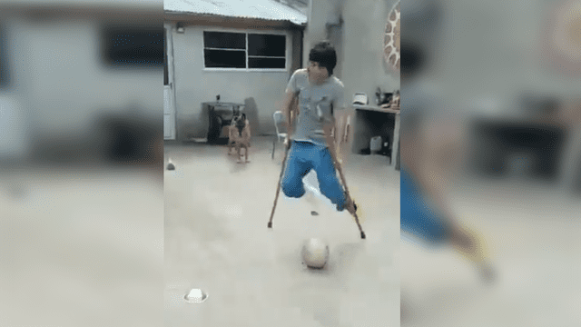 Facebook viral: Adolescente enyesado intenta patear un balón pero todo termina de la peor manera [VIDEO]